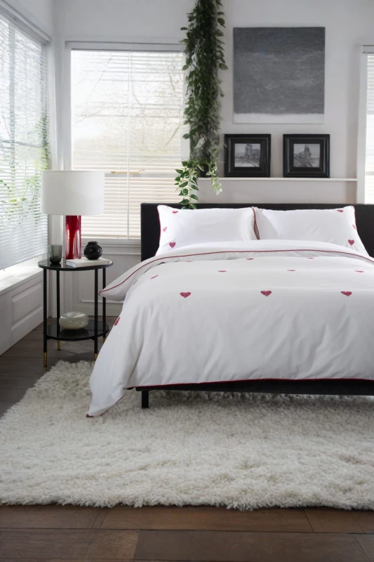 Image of The Lyndon Company The Lyndon Company Filigree Hearts White & Red 100% Cotton Duvet Cover Set - Elegant Embroidered Bedding Size: Super King White S